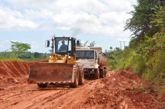 Trator tura caminhão de atoleiro da Transamazônica, na região de Novo Repartimento - PA